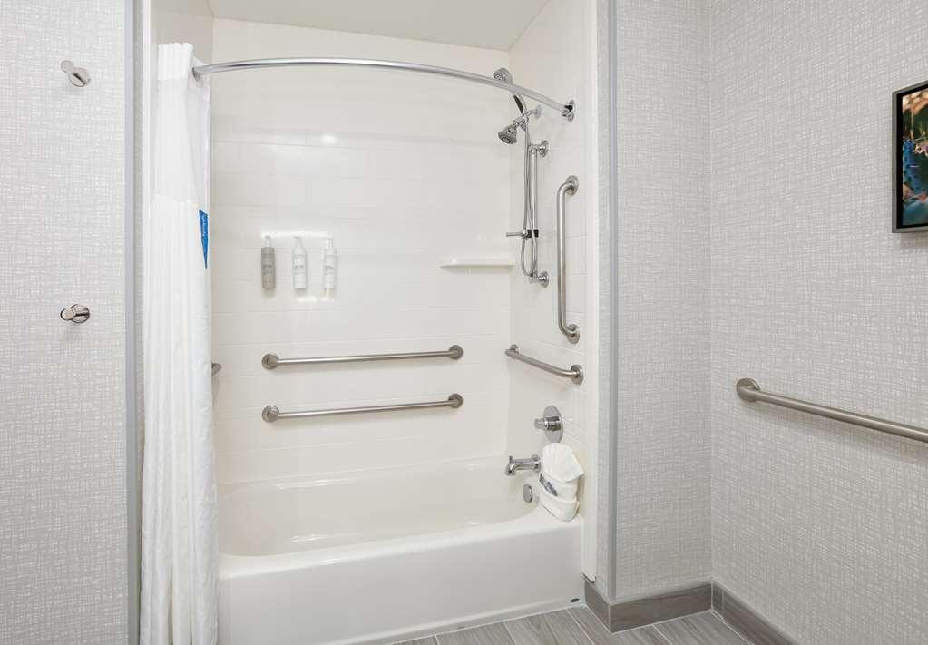 Hampton Inn & Suites Делгарт Номер фото
