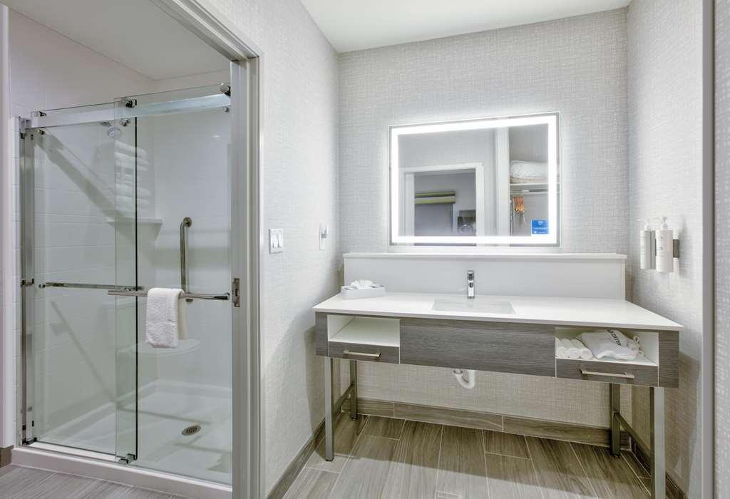 Hampton Inn & Suites Делгарт Номер фото