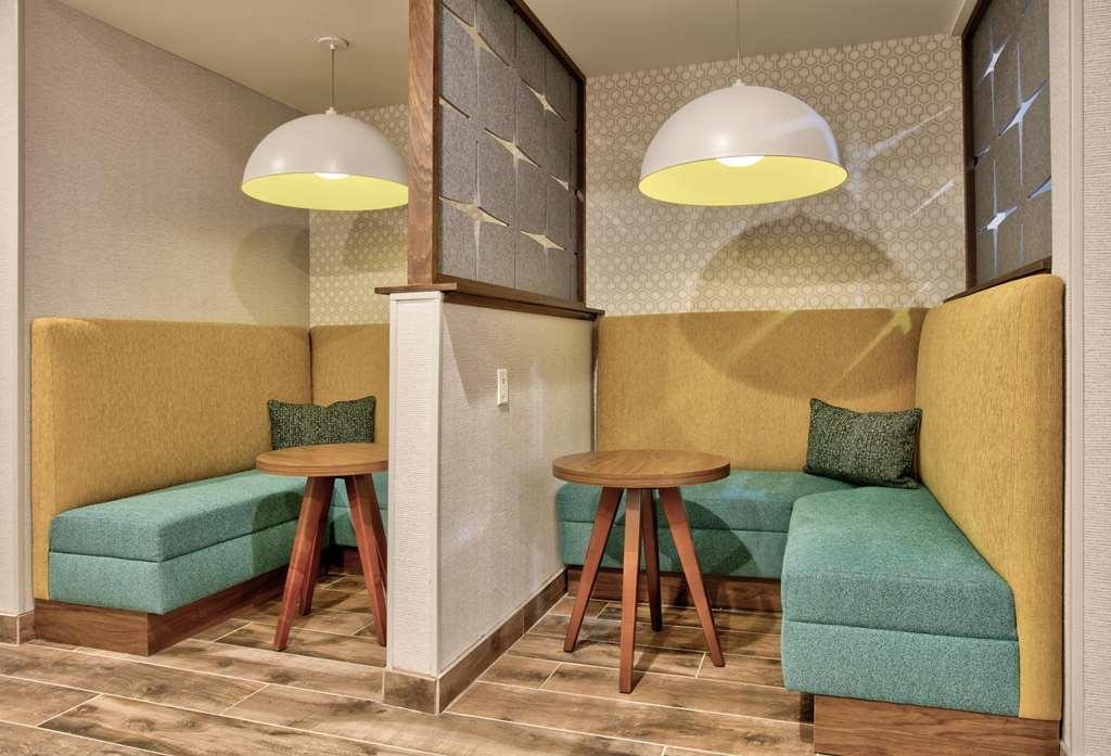 Hampton Inn & Suites Делгарт Зручності фото